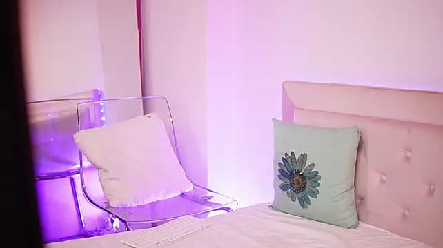 NaomiLady — live VR heels cam