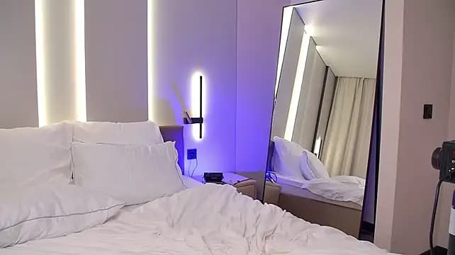 AlanaHurd_ — live VR cam